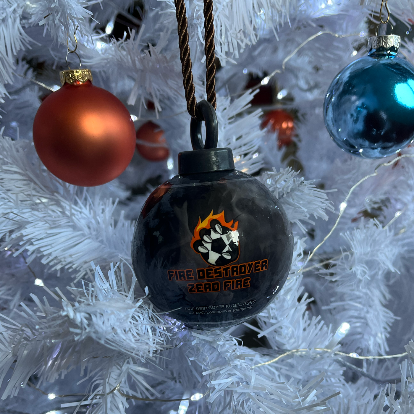 Weihnachtsbaumkugel mit ABC-Pulver